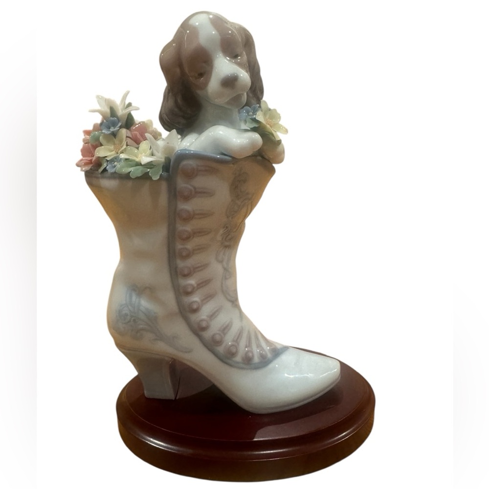 LLADRO A Well Heeled Puppy